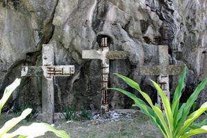 19.01.2016 - Private Boat Tour Route C - Matinloc Kirche - verrostete Kreuze