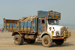 21.11.2015 - Juhu Beach - fantasievoller Lastwagen parkt am Strand