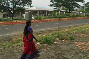 22.11.2015 - Frau schleppt schwer vor dem Central Park in Kharghar - Navi Mumbai