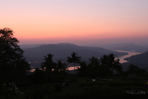 06.02.2016 - Traumhafter Sonnenuntergang am Riverview Hotel Chiplun