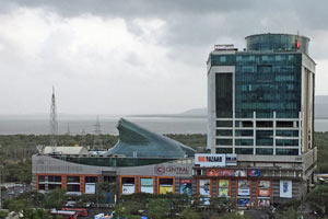 12.06.2016 - Blick aus der Lounge des FourPoints in Vashi auf Big Bazaar - Monsun ist im Anmarsch