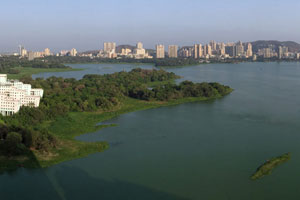 01.05.2017 - Blick vom Hotel Renaissance auf den See Powai und Hiranandani