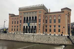 27.12.2018 - Das Alte Rathaus am Fluß Miljacka