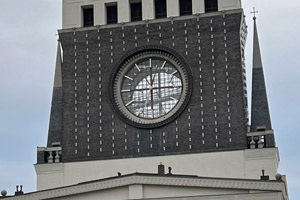 02.08.2024 - Große Uhr in Prag in Nähe des Fernsehturms