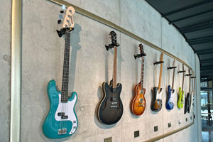 16.08.2024 - Gitarren im Stages Hotel Prag, einem Tribute Portfolio Hotel