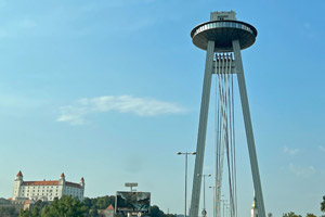 20.08.2024 - Burg und ein weiteres Wahrzeichen von Bratislava bei der Fahrt in die Stadt